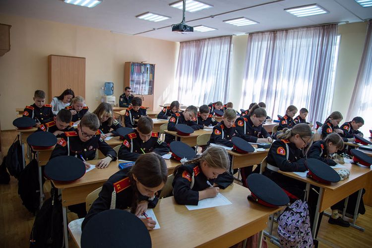 Кадеты подшефной ОМОН «Воин» школы присоединились к акции «Письмо солдату»