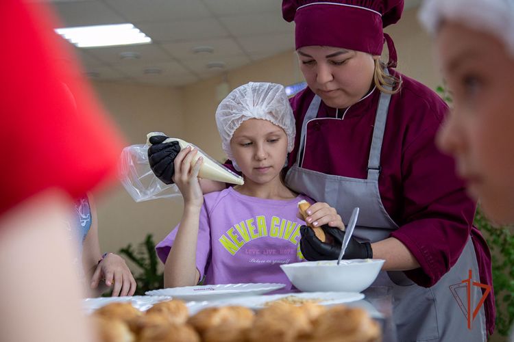 В Челябинске в преддверии Дня защиты детей росгвардейцы провели кулинарный мастер-класс