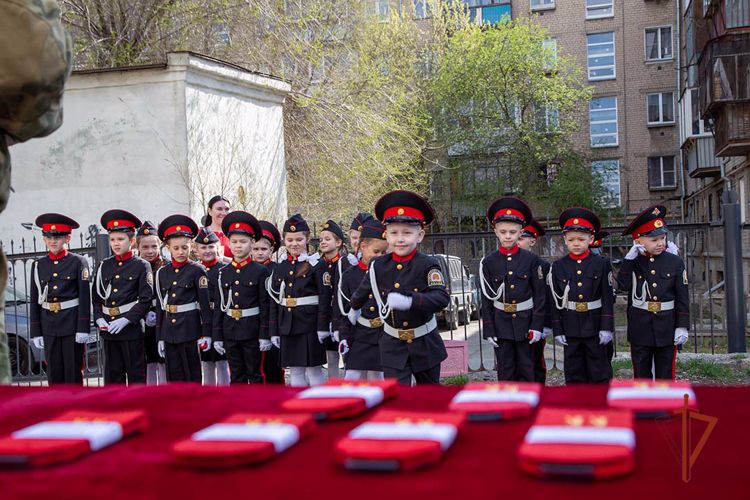 В Челябинске росгвардейцы приняли в кадеты более 160 школьников