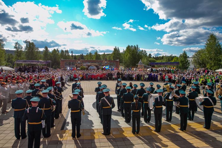 Военные оркестры Уральского округа Росгвардии стали участниками установления рекорда России по самому массовому исполнению музыкальной композиции (видео)