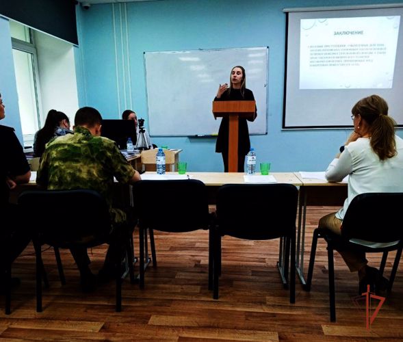 Росгвардеец принял участие в работе комиссии по защите выпускных квалификационных работ студентами колледжа в Челябинске