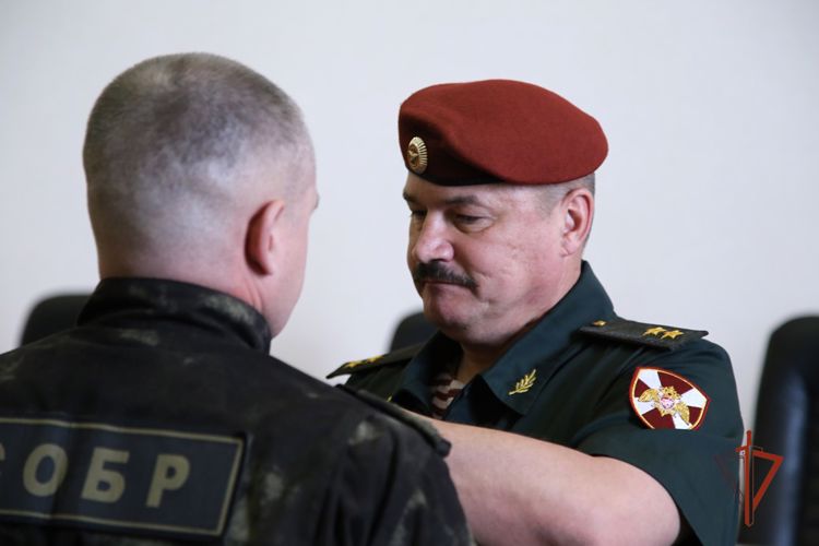 Врио командующего Уральским округом Росгвардии вручил в Челябинске награды участникам специальной военной операции