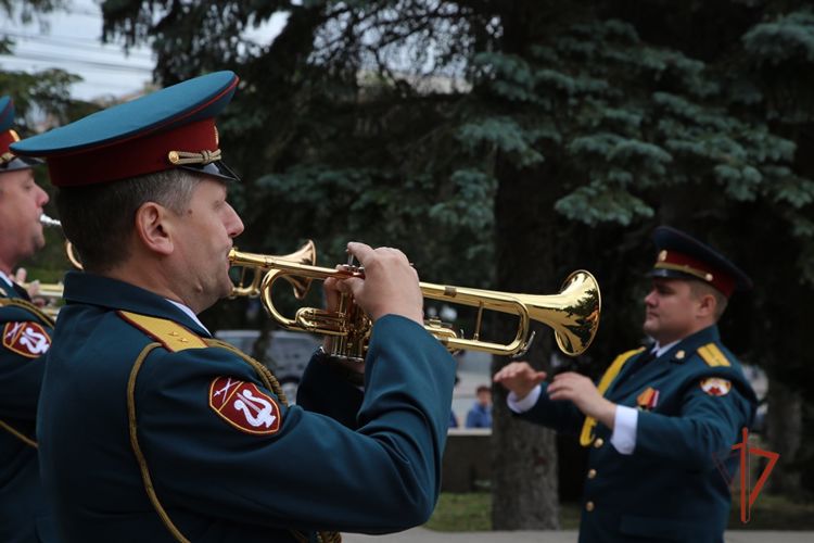 Росгвардейцы возложили цветы к Вечному огню в День памяти и скорби 