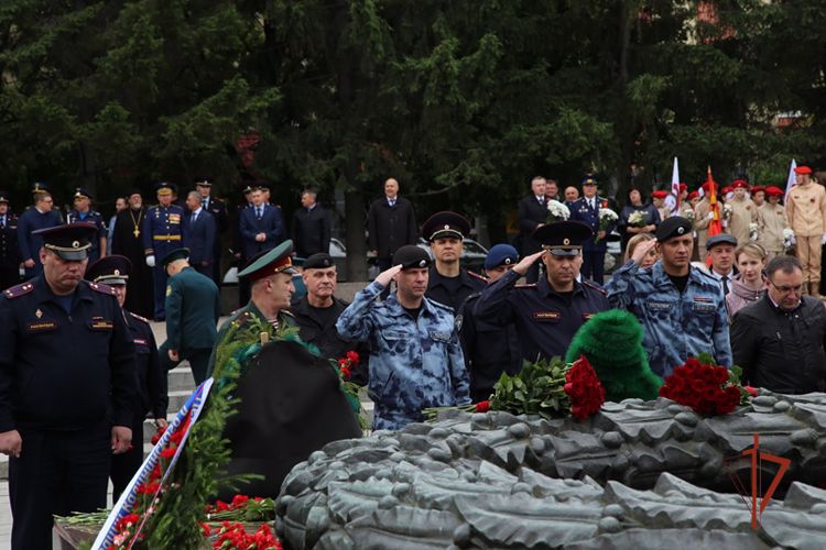 Росгвардейцы возложили цветы к Вечному огню в День памяти и скорби 