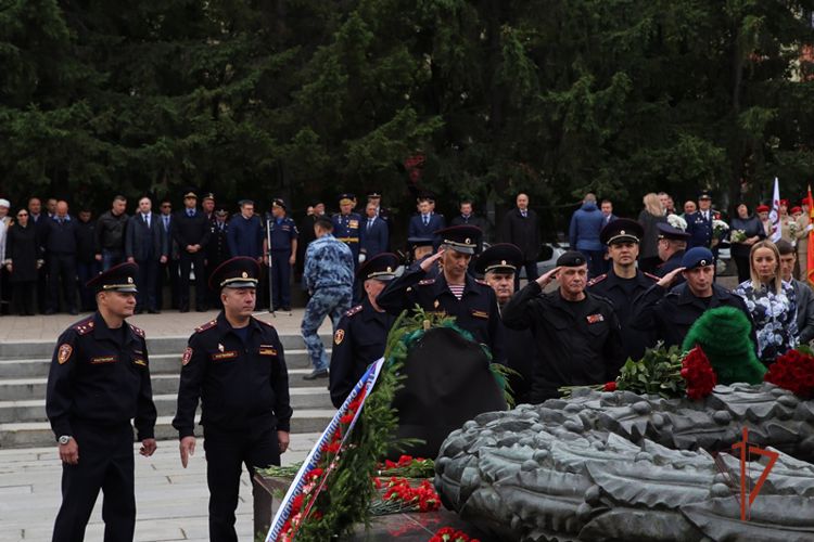 Росгвардейцы возложили цветы к Вечному огню в День памяти и скорби 