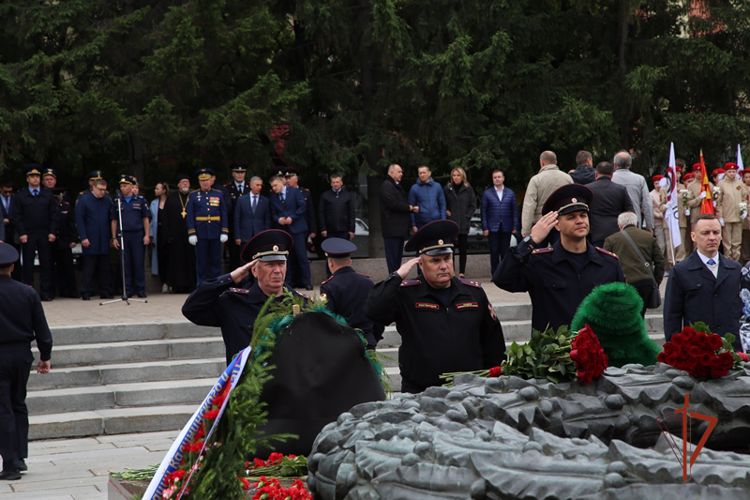 Росгвардейцы возложили цветы к Вечному огню в День памяти и скорби 