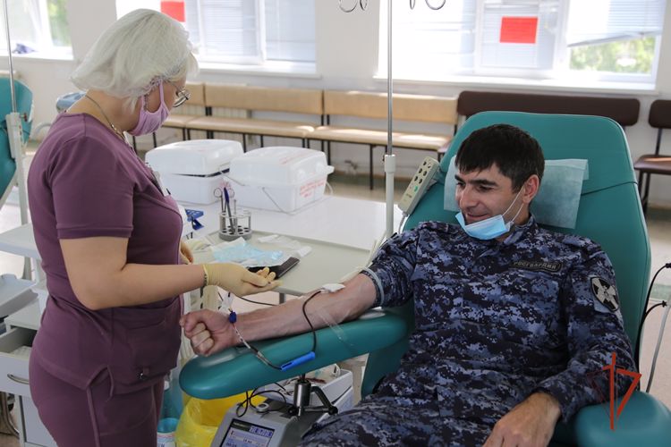 В Челябинске росгвардейцы пополнили региональный банк донорской крови на 18 литров