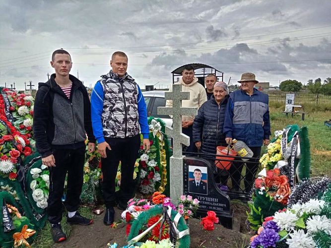 Сотрудники Росгвардии оказали помощь в установке памятника погибшему при исполнении служебного долга бойцу ОМОН