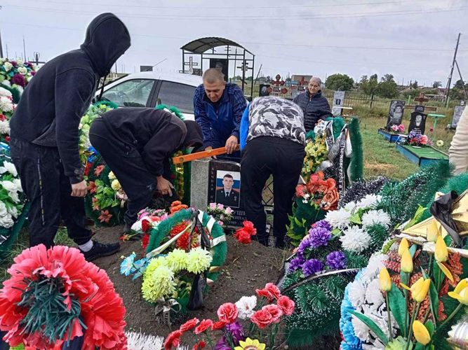 Сотрудники Росгвардии оказали помощь в установке памятника погибшему при исполнении служебного долга бойцу ОМОН