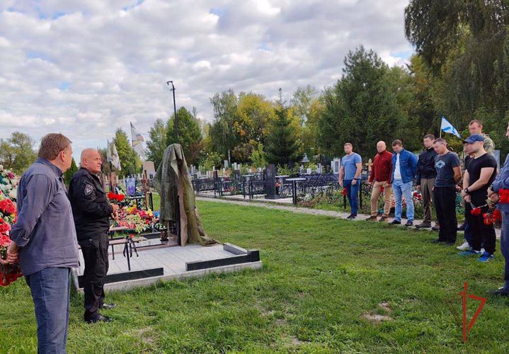 На Южном Урале открыли памятник, посвященный сотруднику ОМОН