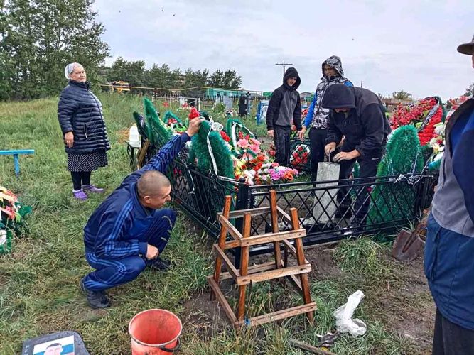 Сотрудники Росгвардии оказали помощь в установке памятника погибшему при исполнении служебного долга бойцу ОМОН