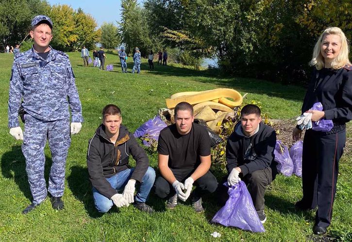 В Челябинске росгвардейцы приняли участие в экологическом субботнике "Зелёная Россия"