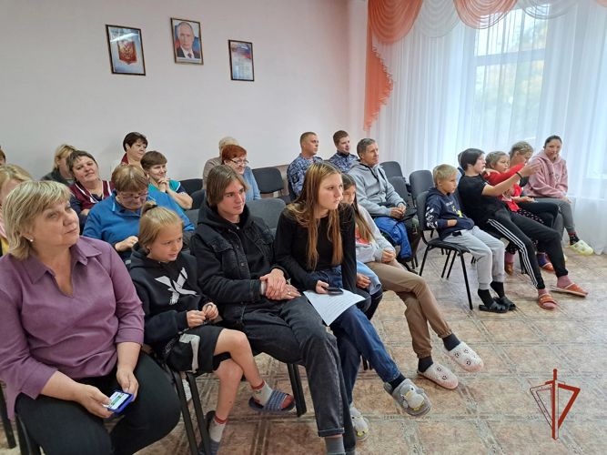 Росгвардейцы поздравили школьников с Днем знаний на Южном Урале