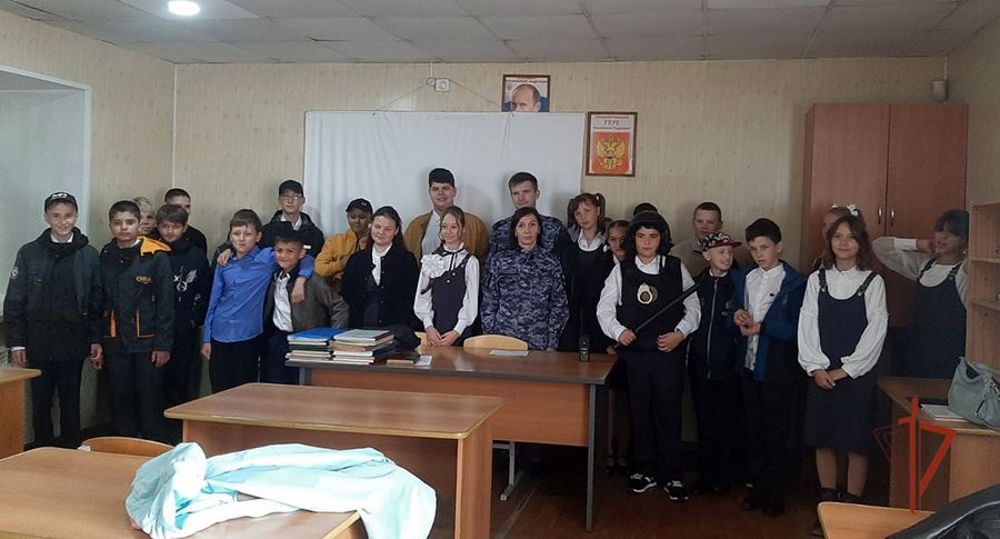 Росгвардейцы поздравили школьников с Днем знаний на Южном Урале