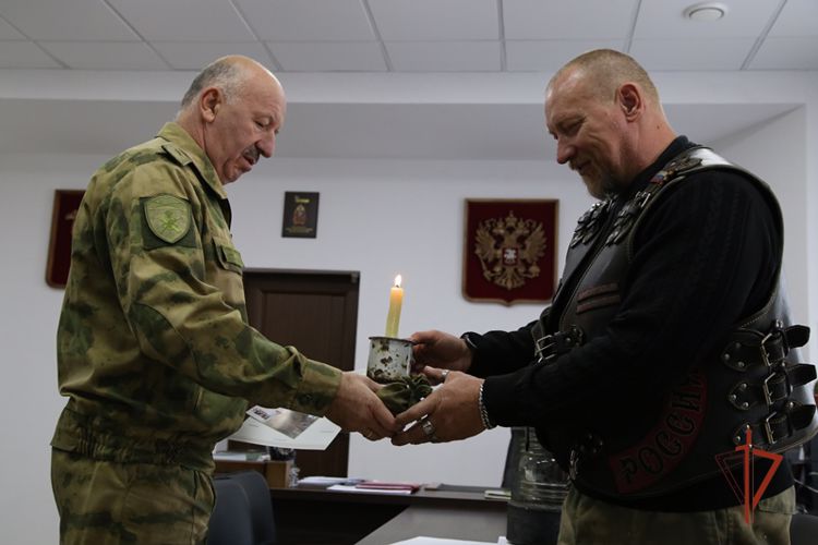 Музею территориального управления Росгвардии переданы огонь и земля с Мамаева кургана
