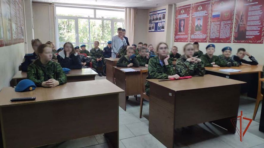 Бойцы ОМОН «Таганай» провели экскурсию для учащихся кадетского класса