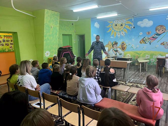 Росгвардейцы рассказали школьникам о генерале Романове
