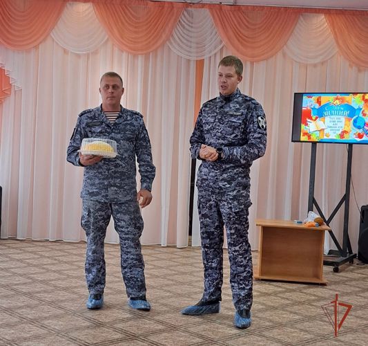 Росгвардейцы поздравили школьников с Днем знаний на Южном Урале