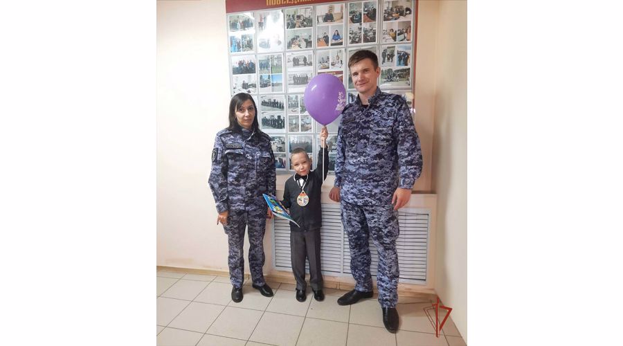 Росгвардейцы поздравили школьников с Днем знаний на Южном Урале