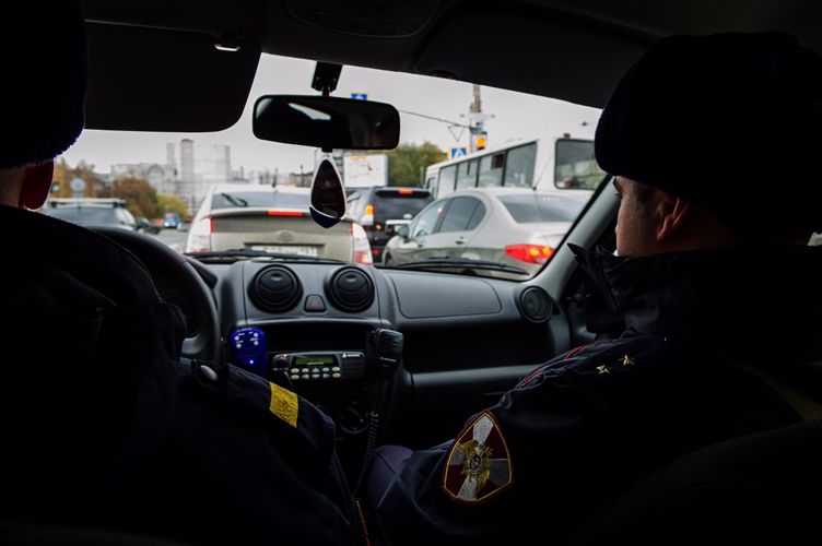 На Южном Урале росгвардейцы задержали двух граждан подозреваемых в мошеннических действиях