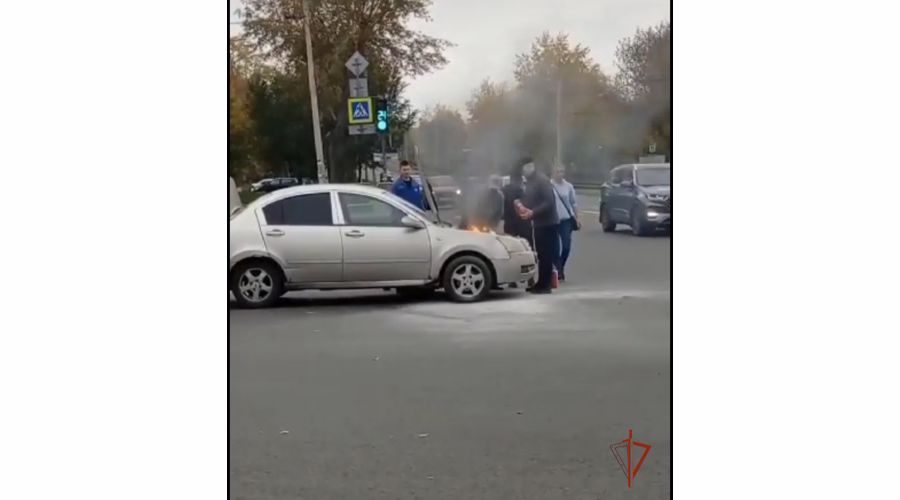 В Челябинске росгвардеец помог потушить загоревшийся автомобиль