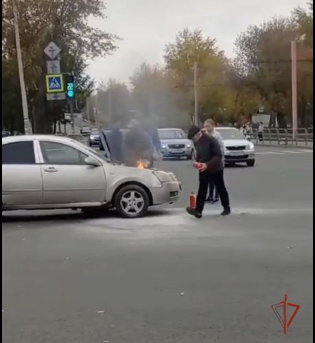 В Челябинске росгвардеец помог потушить загоревшийся автомобиль