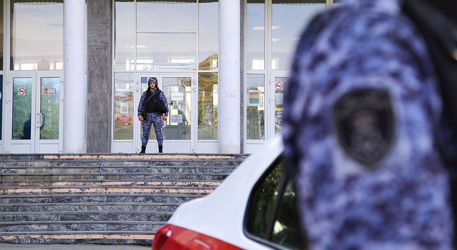 В Магнитогорске сотрудники вневедомственной охраны задержали подозреваемого в краже из гипермаркета (видео)