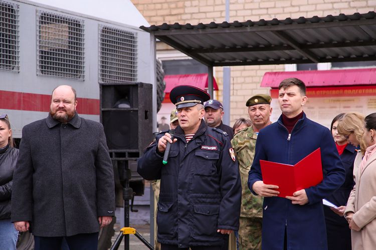 На базе челябинского ОМОН «Воин» студенты приняли клятву курсанта