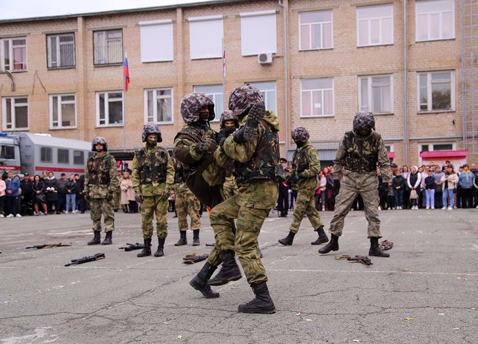 На базе челябинского ОМОН «Воин» студенты приняли клятву курсанта
