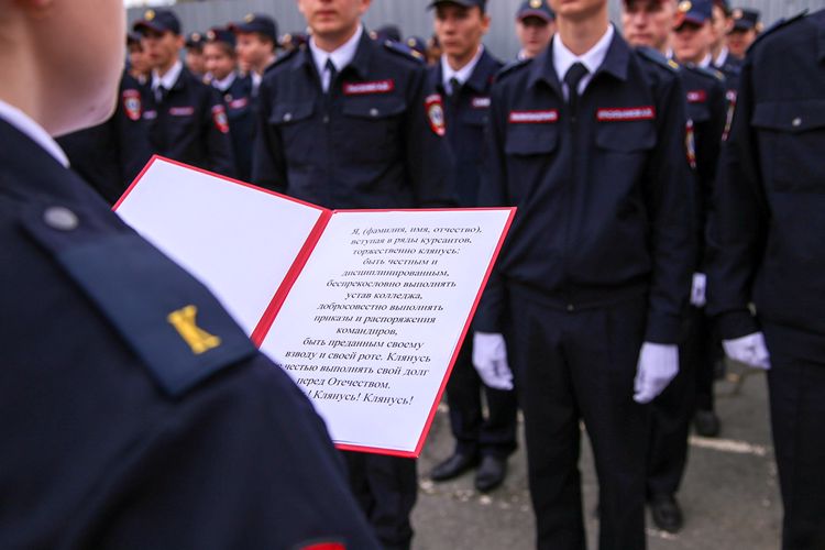 На базе челябинского ОМОН «Воин» студенты приняли клятву курсанта