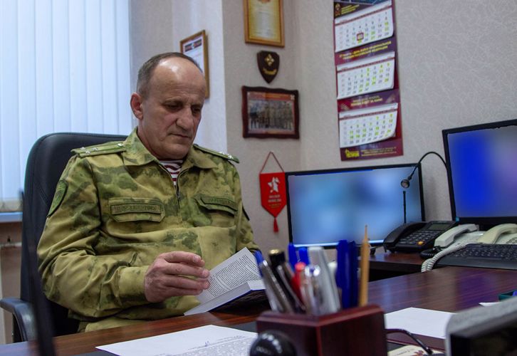 Росгвардейцы встретились с южноуральским писателем Валерием Гаммом