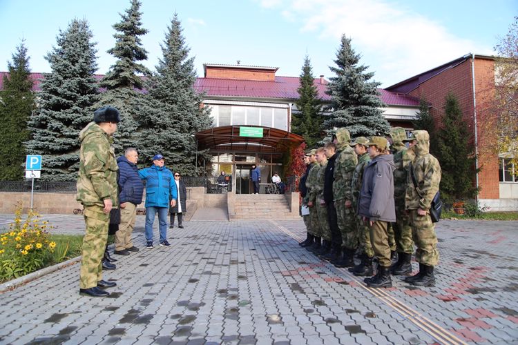 Курсанты подшефного Росгвардии спецвзвода «Воин» провели субботник на территории Челябинского геронтологического центра