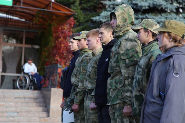 Курсанты подшефного Росгвардии спецвзвода «Воин» провели субботник на территории Челябинского геронтологического центра