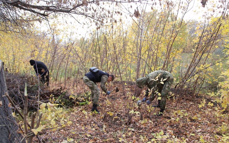 Курсанты подшефного Росгвардии спецвзвода «Воин» провели субботник на территории Челябинского геронтологического центра