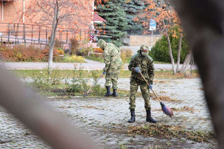 Курсанты подшефного Росгвардии спецвзвода «Воин» провели субботник на территории Челябинского геронтологического центра