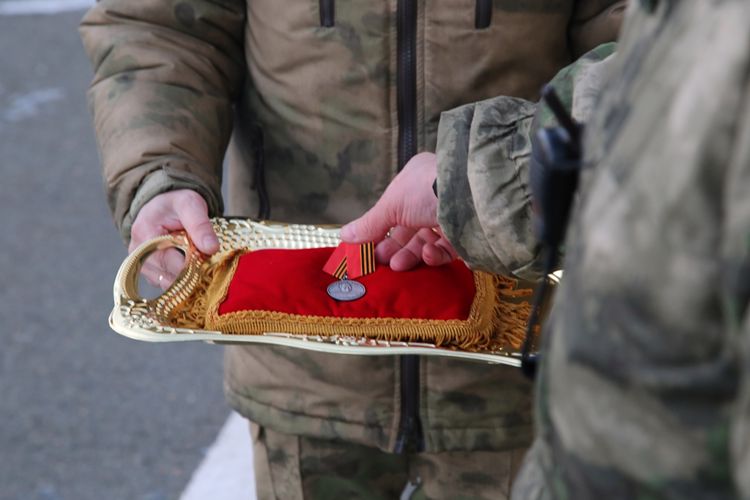 В Челябинске военнослужащим отдельного отряда «Оберег» вручены государственные награды