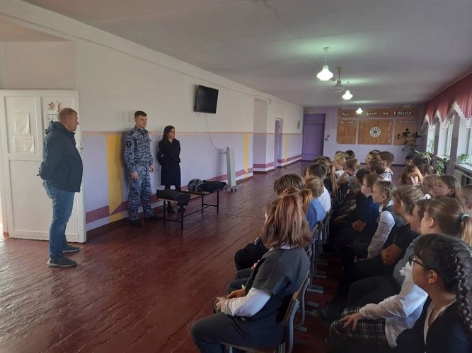 В Троицке росгвардейцы провели урок мужества для школьников
