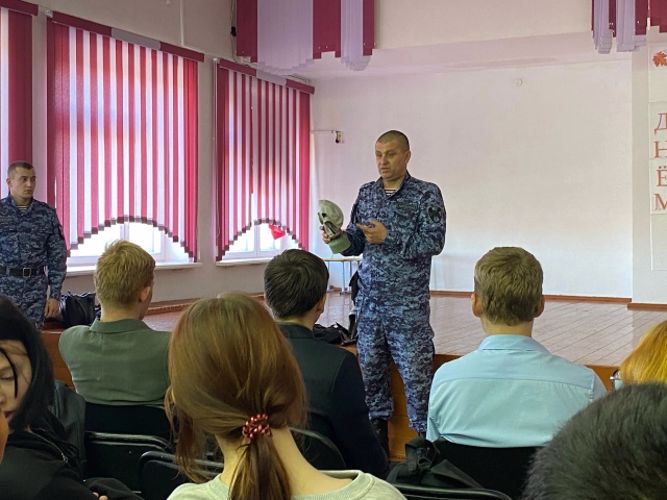 В Челябинской области в преддверии Дня вневедомственной охраны сотрудники подразделений встретились с подшефными школьниками