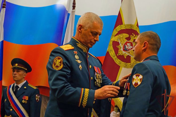 Генерал-полковник Сергей Бойко вручил личный штандарт командующего Уральским округом войск национальной гвардии Российской Федерации генерал-лейтенанту Владимиру Спиридонову