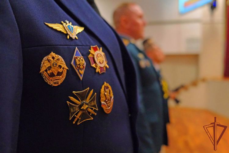 Генерал-полковник Сергей Бойко вручил личный штандарт командующего Уральским округом войск национальной гвардии Российской Федерации генерал-лейтенанту Владимиру Спиридонову