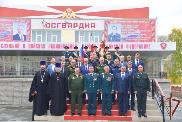 Генерал-полковник Сергей Бойко вручил личный штандарт командующего Уральским округом войск национальной гвардии Российской Федерации генерал-лейтенанту Владимиру Спиридонову