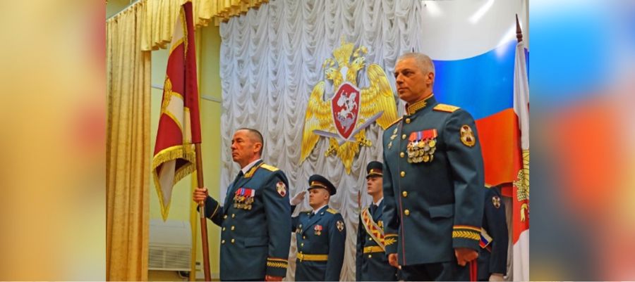Генерал-полковник Сергей Бойко вручил личный штандарт командующего Уральским округом войск национальной гвардии Российской Федерации генерал-лейтенанту Владимиру Спиридонову