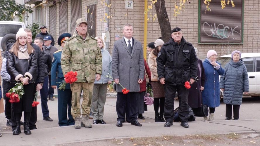 Мемориальную доску в память об офицере Росгвардии открыли на Южном Урале (видео)