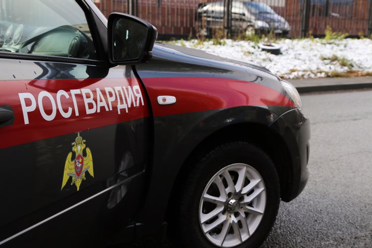 В Магнитогорске росгвардеец обезвредил агрессивного мужчину, набросившегося на него с ножом