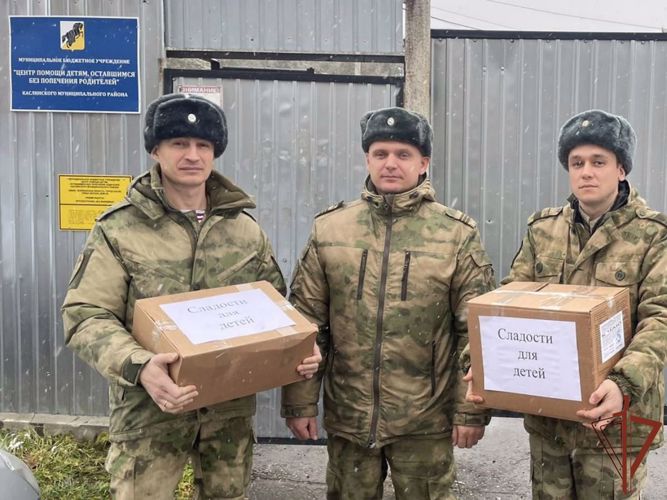 Военнослужащие Росгвардии передали подшефному социальному детскому центру сладости у угощенья в Челябинской области