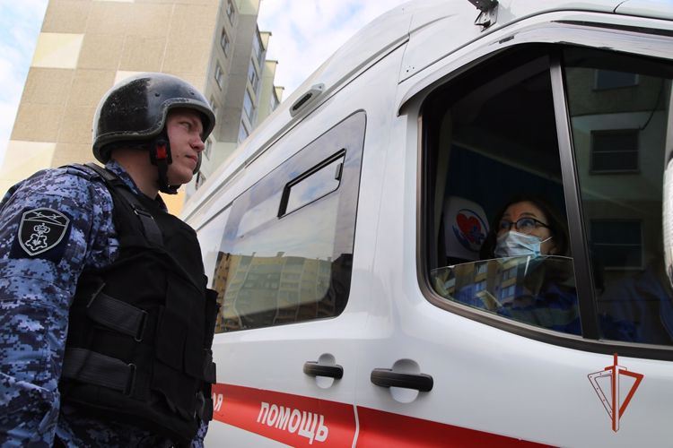 Благодаря челябинским медикам, росгвардейцы задержали подозреваемого в нанесении побоев женщине