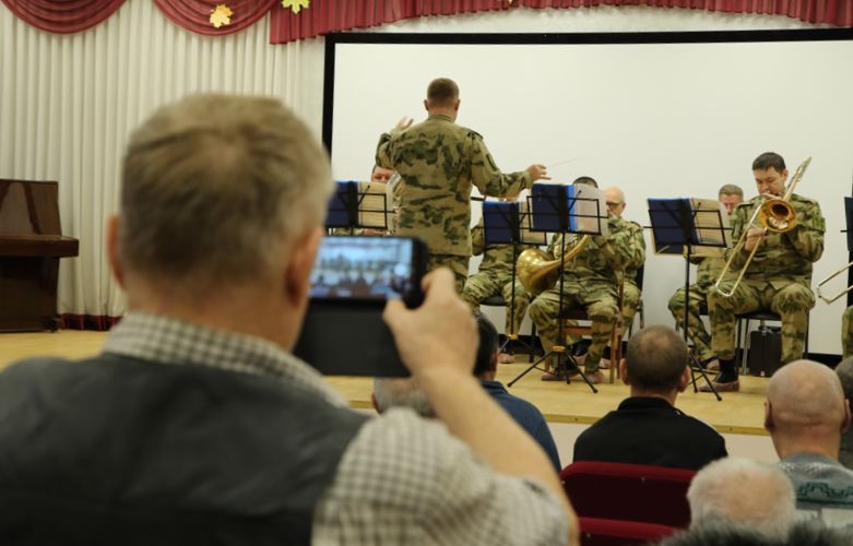 Музыканты Росгвардии поздравили постояльцев геронтологического Центра с Днем народного единства в Челябинске (видео)
