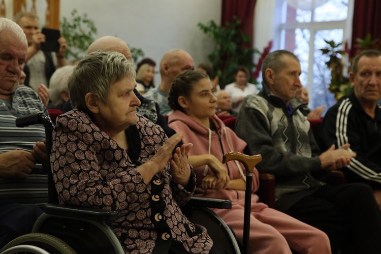 Музыканты Росгвардии поздравили постояльцев геронтологического Центра с Днем народного единства в Челябинске (видео)
