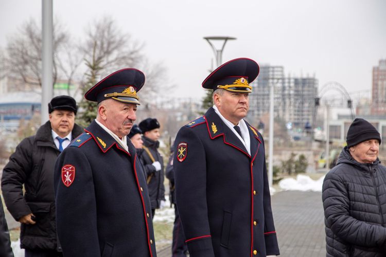 В Челябинске почтили память сотрудников, погибших при исполнении служебного долга