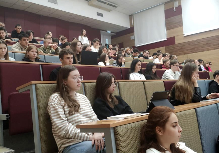 В Челябинске председатель совета ветеранов территориального управления Росгвардии встретился со студентами ЧелГУ